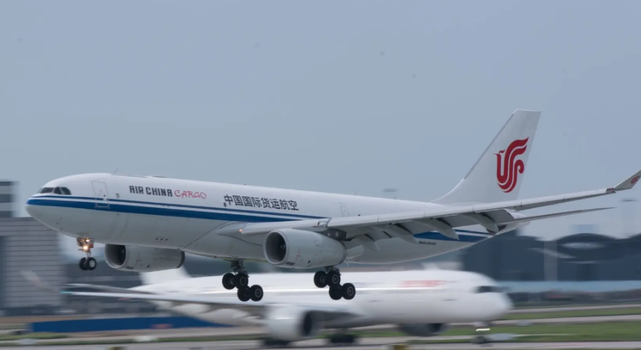 国货航首条中英定期货机航线启航：747 巨翼架起中英货运新动脉